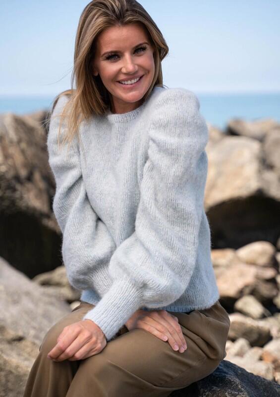 1816 Sweater with gathered top sleeve shaping