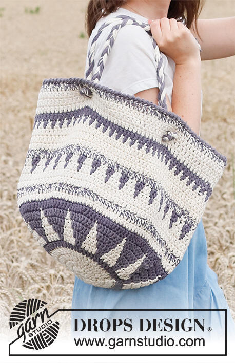 220-25 Compass Tote by DROPS Design