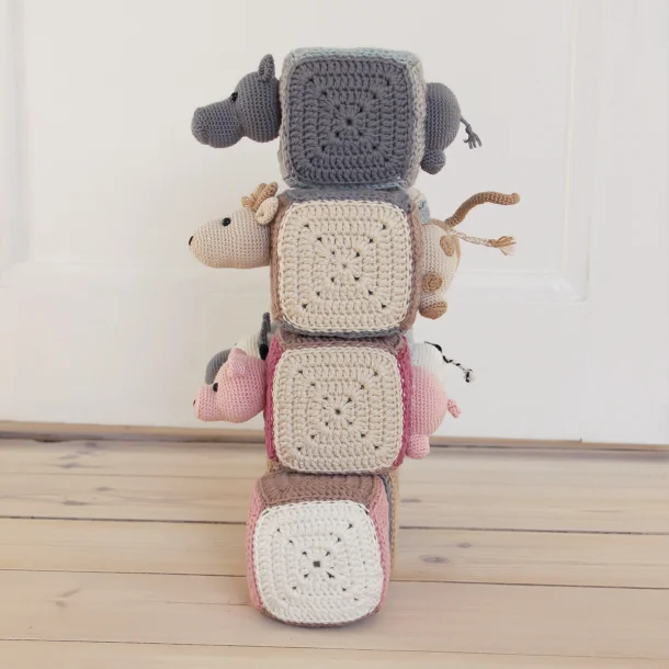 87061 Stacking cubes with animals